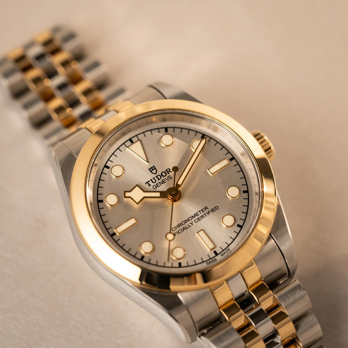Detailaufnahme der Tudor Black Bay 31 Stahl Gold der Referenz 79603 mit silberfarbenem Zifferblatt am Jubilee-Armband