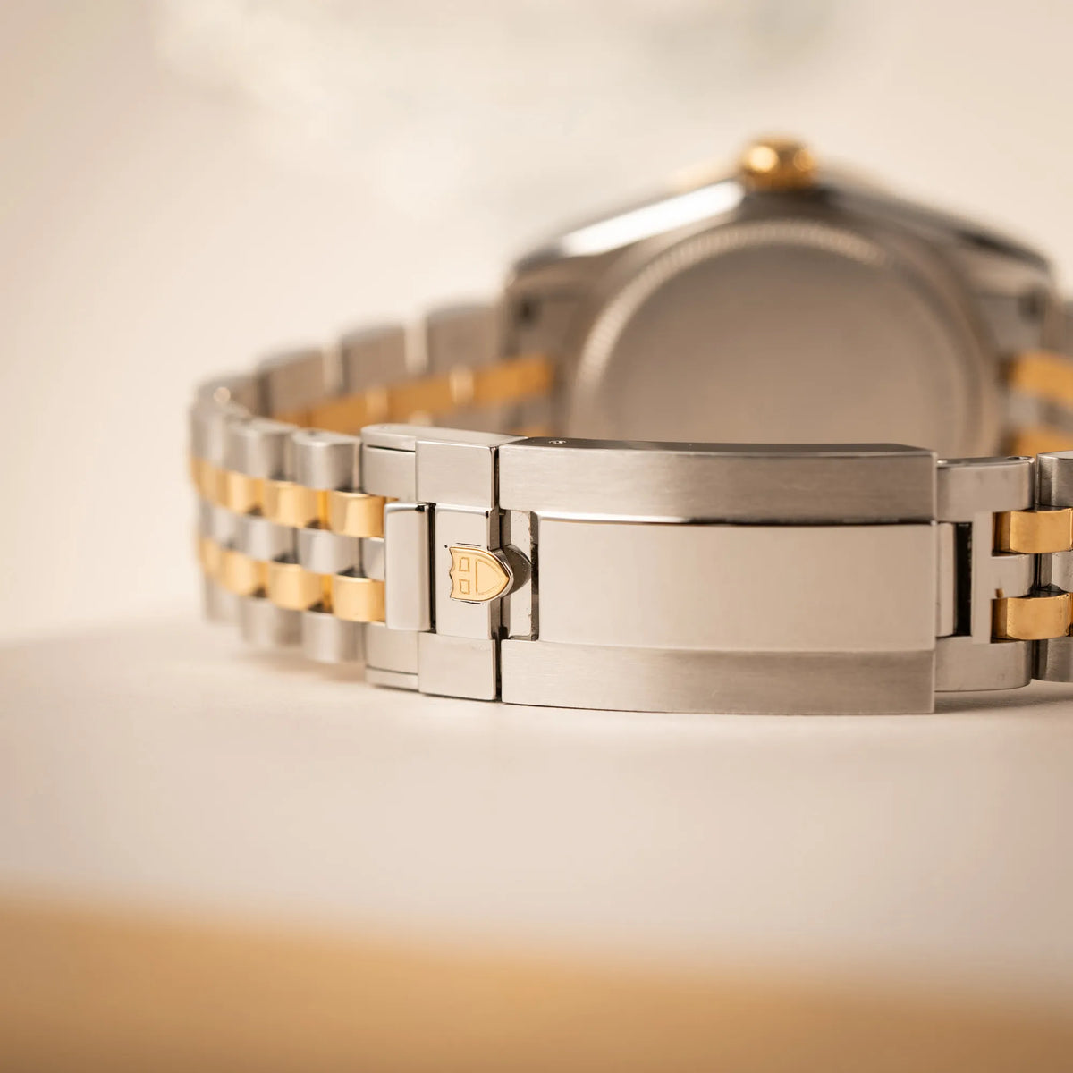 Detailaufnahme der Schliesse der Tudor Black Bay 31 Stahl Gold der Referenz 79603 mit silberfarbenem Zifferblatt am Jubilee-Armband