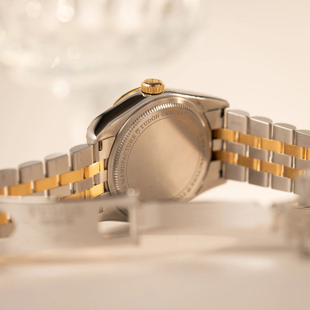 Produktfotografie der Tudor Black Bay 31 Stahl Gold der Referenz 79603 mit silberfarbenem Zifferblatt am Jubilee-Armband zeigt den Gehäuseboden