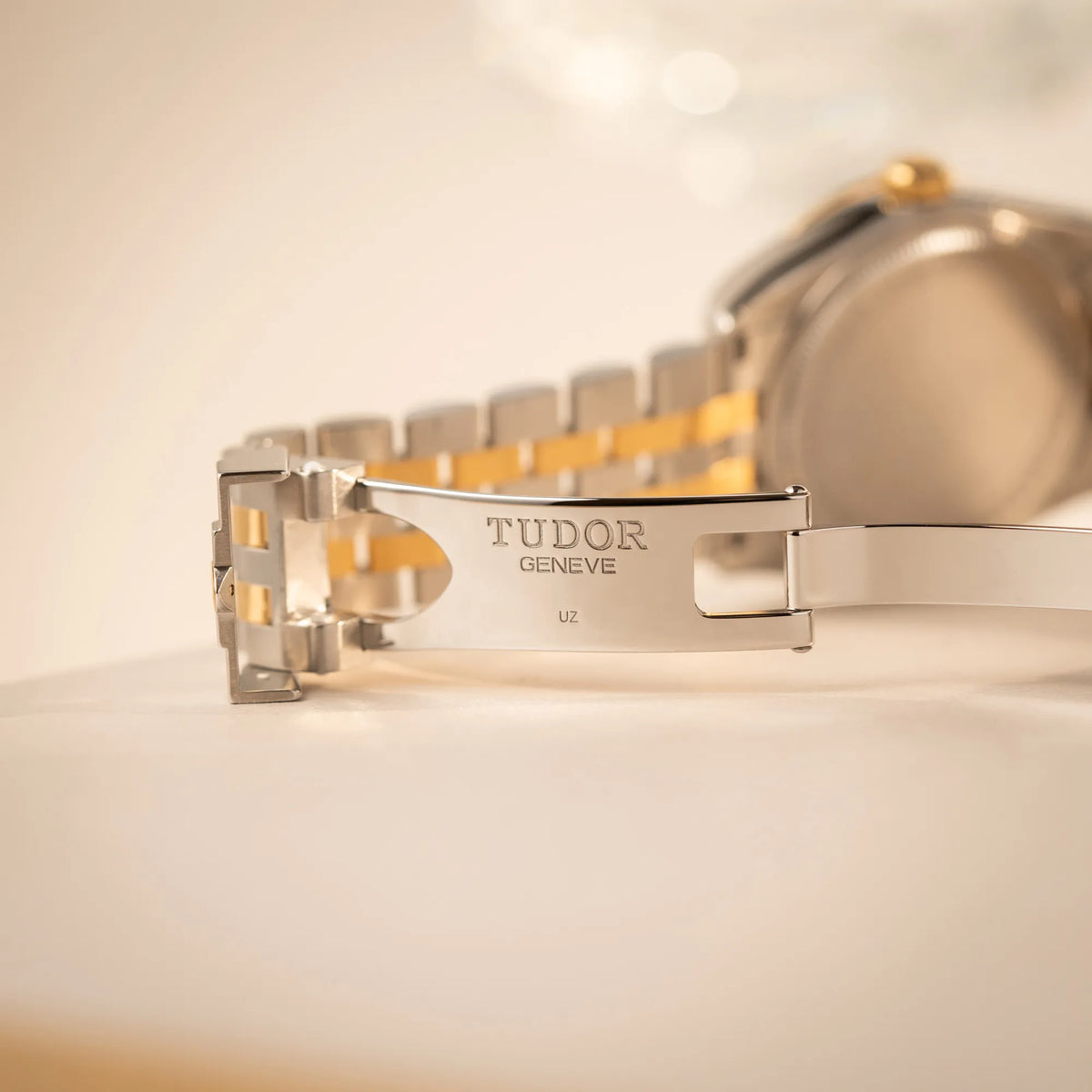 Tudor Geneve Logo im Inneren der Faltschliesse von der Tudor Black Bay 31 Stahl Gold der Referenz 79603 mit silberfarbenem Zifferblatt am Jubilee-Armband