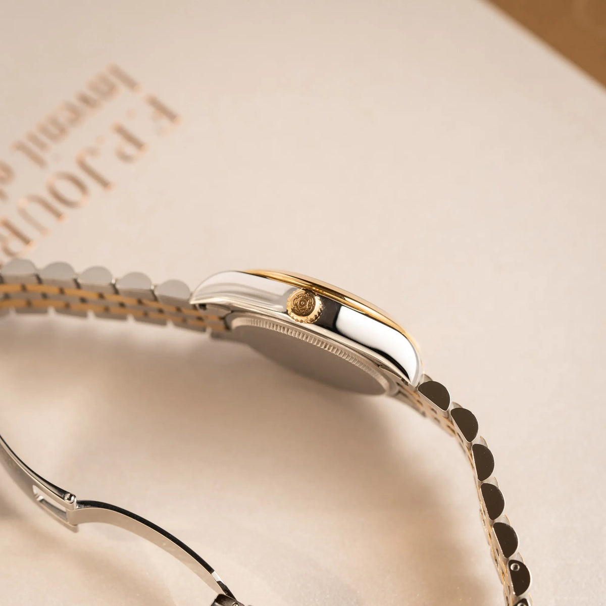 Seitliches Gehäuses der der Tudor Black Bay 31 Stahl Gold der Referenz 79603 mit silberfarbenem Zifferblatt am Jubilee-Armband mit goldfarbener Aufzugskrone