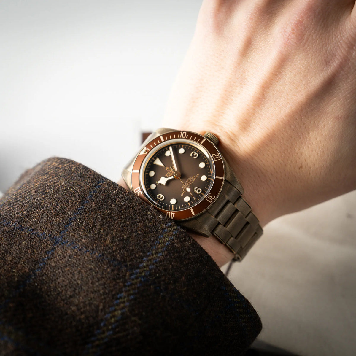 Wristshot mit der Tudor Black Bay 58 M79012M in Bronze, deren Oberfläche bereits mit einer gleichmäßigen Patina überzogen ist, mit einem braunem Zifferblatt