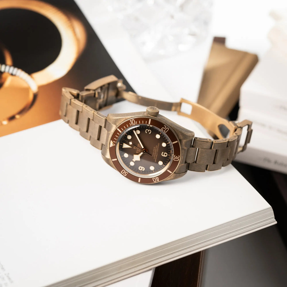 Produktfoto der Tudor Black Bay 58 M79012M in Bronze, deren Oberfläche bereits mit einer gleichmäßigen Patina überzogen ist, mit einem braunem Zifferblatt