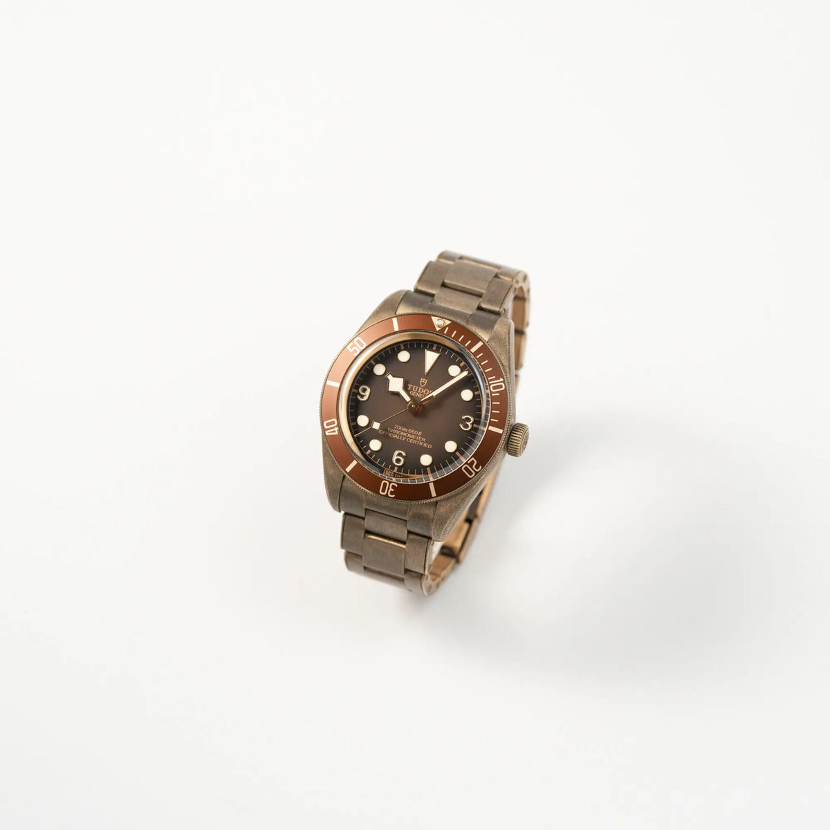 Leicht schräge Ansicht der Tudor Black Bay 58 M79012M in Bronze, deren Oberfläche bereits mit einer gleichmäßigen Patina überzogen ist, mit einem braunem Zifferblatt