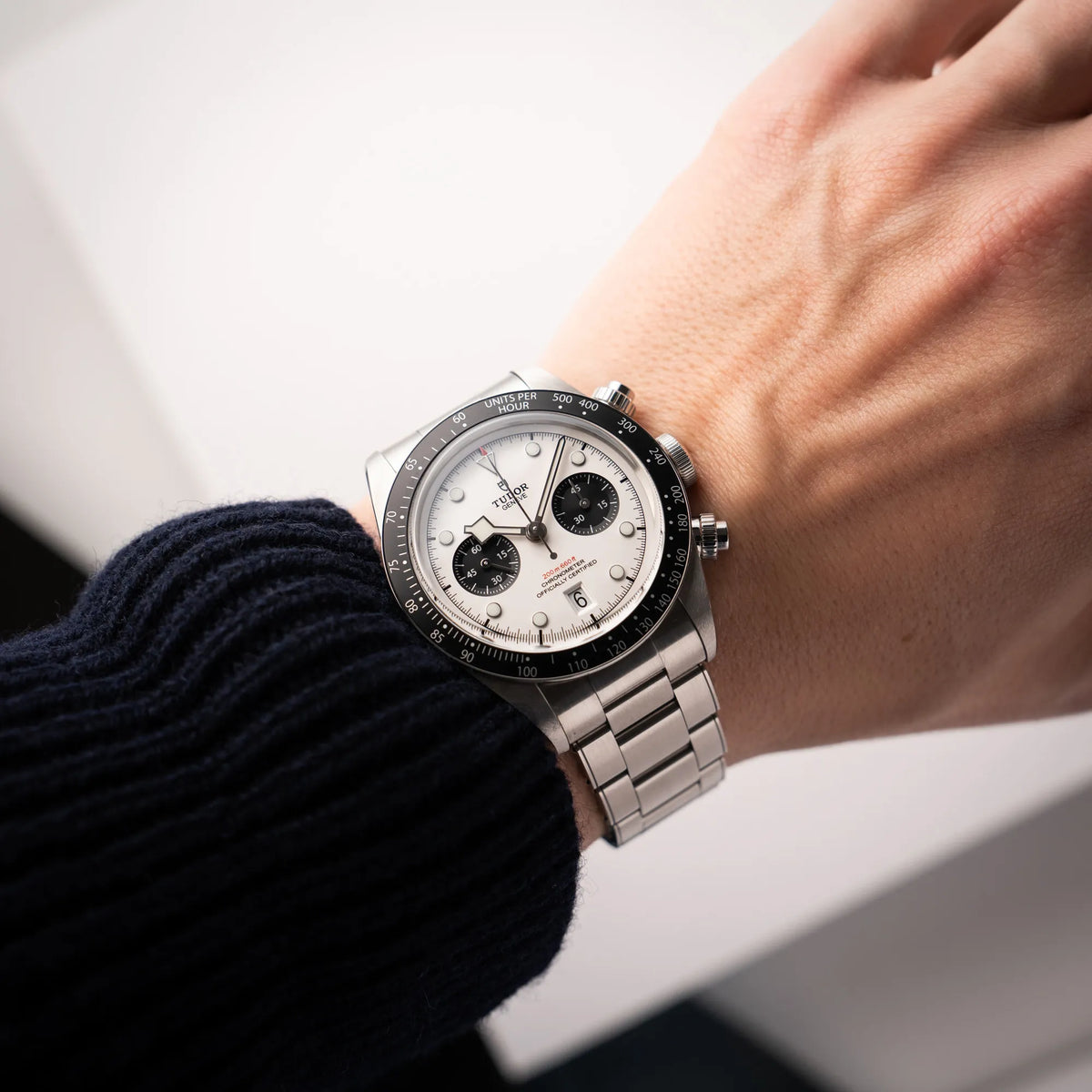 Wristshot mit dem Tudor Black Bay Chronograph 79360N mit dem Panda-Zifferblatt in weiß mit schwarzen Totalisatoren