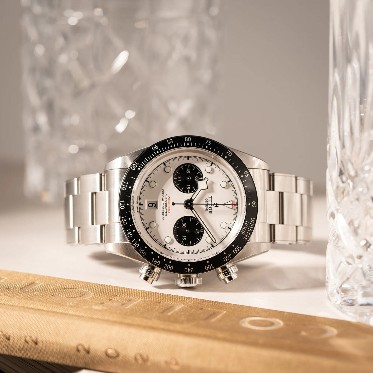 Produktfotografie als Titelbild für den Tudor Black Bay Chronograph 79360N mit dem Panda-Zifferblatt in weiß mit schwarzen Totalisatoren