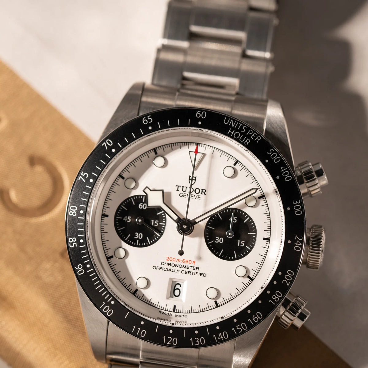 Detailaufnahme des Tudor Black Bay Chronograph 79360N mit dem Panda-Zifferblatt in weiß mit schwarzen Totalisatoren