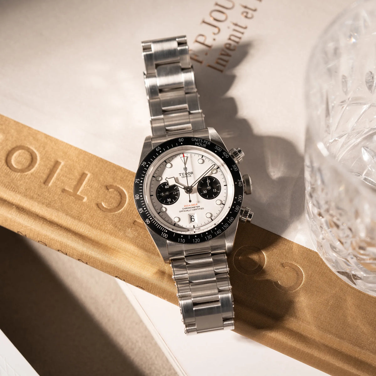 Produktfotografie von dem Tudor Black Bay Chronograph 79360N mit dem Panda-Zifferblatt in weiß mit schwarzen Totalisatoren