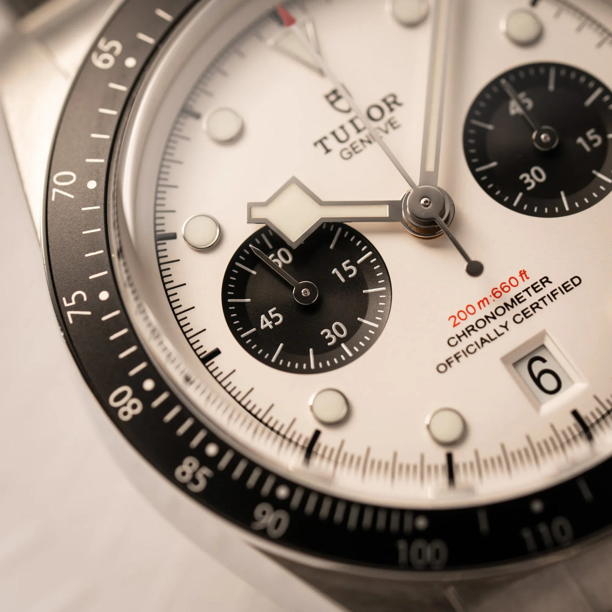 Detailaufnahme mit Fokus auf dem linken Totalisator (Sekundenzähler) von dem Tudor Black Bay Chronograph 79360N mit dem Panda-Zifferblatt in weiß mit schwarzen Totalisatoren