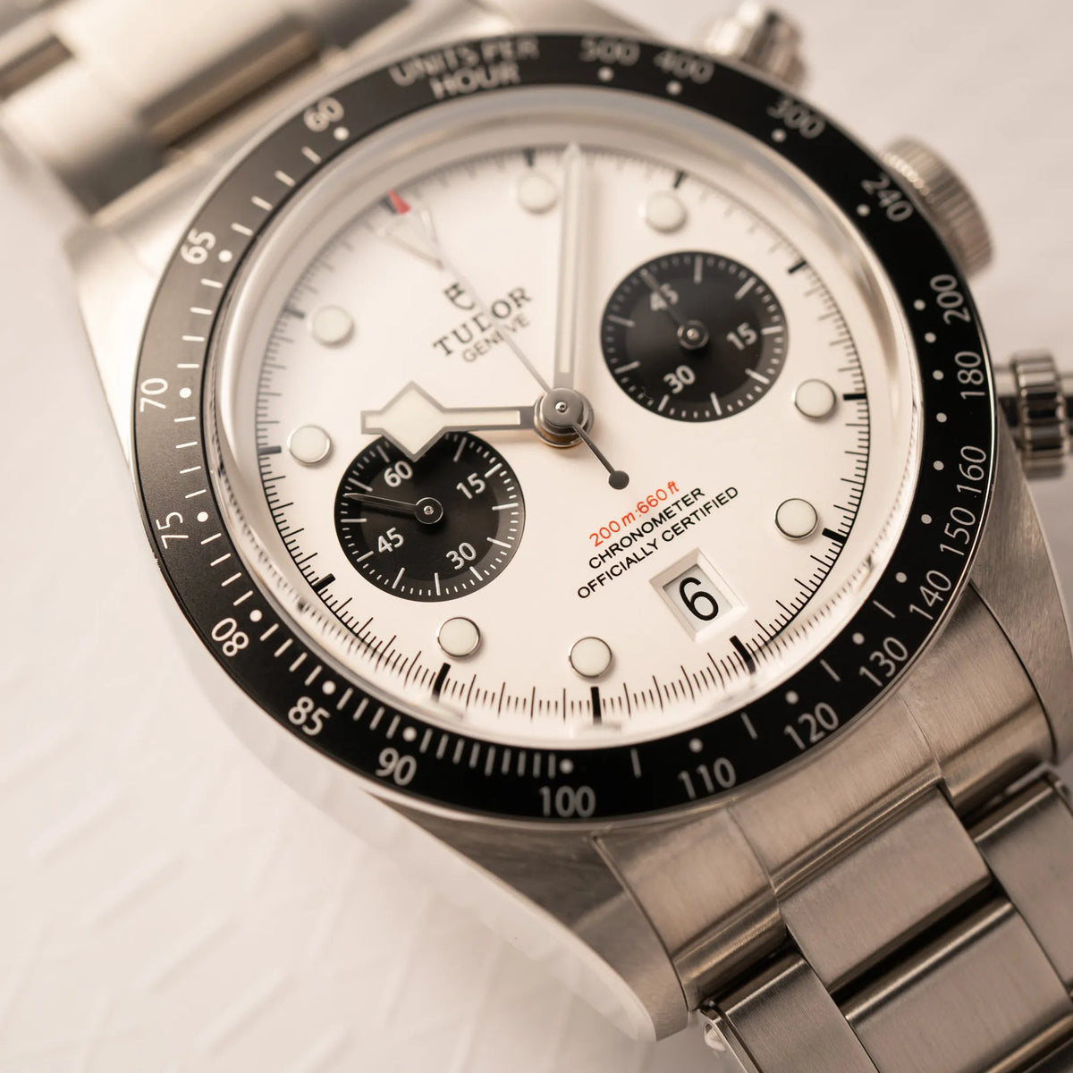 Detailaufnahme von dem Tudor Black Bay Chronograph 79360N mit dem Panda-Zifferblatt in weiß mit schwarzen Totalisatoren