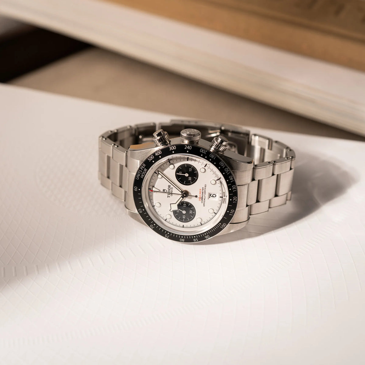 Produktfotografie des Tudor Black Bay Chronograph 79360N mit dem Panda-Zifferblatt in weiß mit schwarzen Totalisatoren