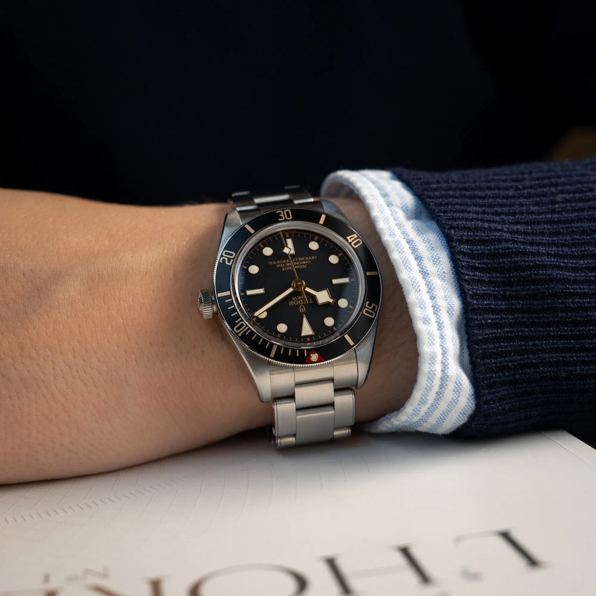 Mann trägt die Tudor Black Bay Fiftyeight in Edelstahl mit schwarzem Zifferblatt und bronzefarbenen Details an seinem Handgelenk
