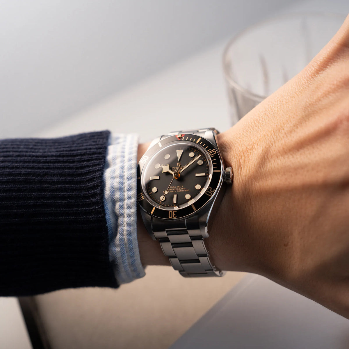 Wristshot mit der Tudor Black Bay Fiftyeight in Edelstahl mit schwarzem Zifferblatt und bronzefarbenen Details