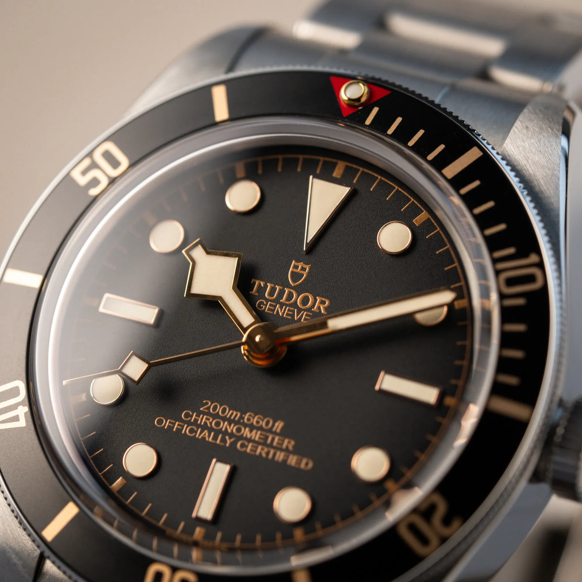 Makroaufnahme der Tudor Black Bay Fiftyeight in Edelstahl mit schwarzem Zifferblatt und bronzefarbenen Details