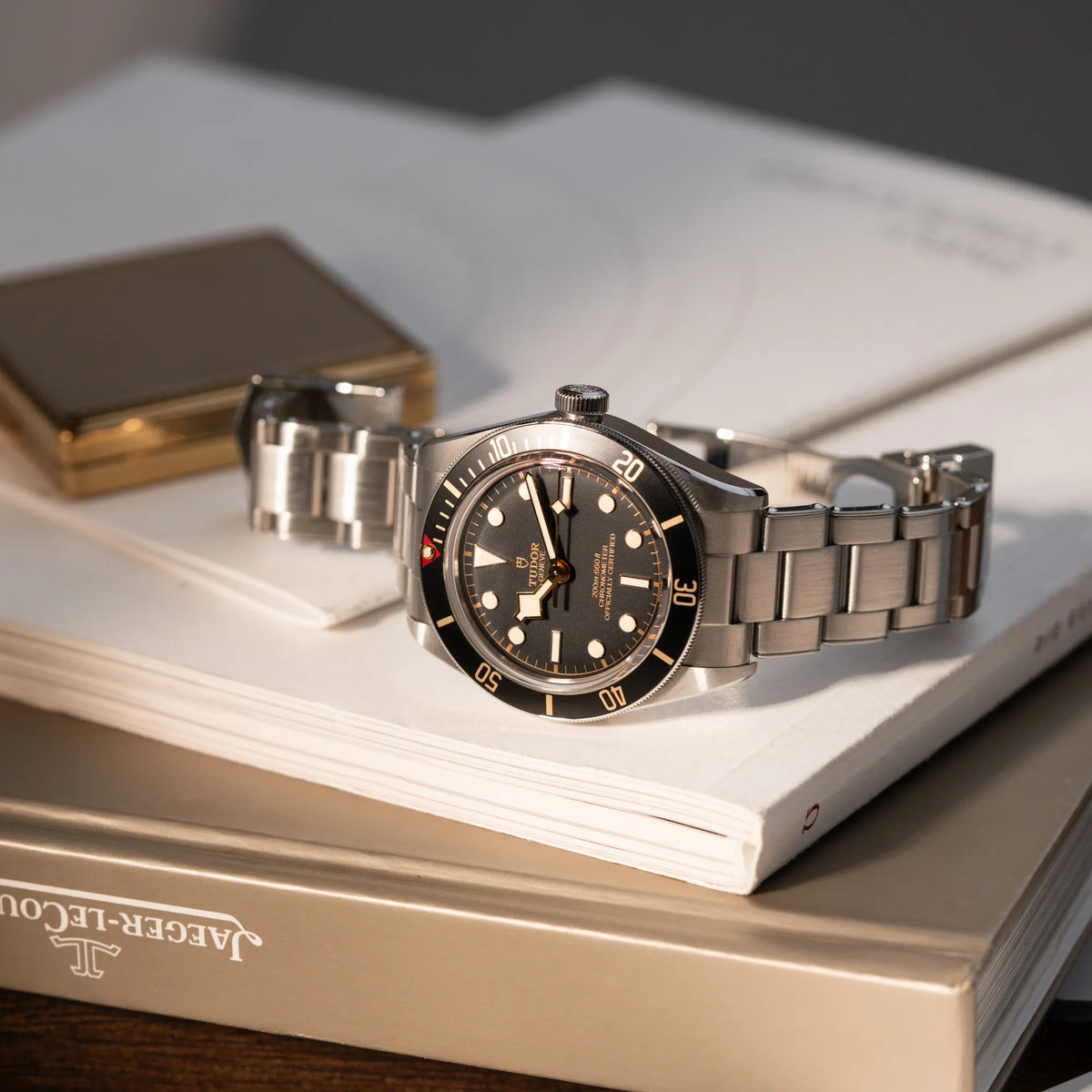 Produktfotografie der Tudor Black Bay Fiftyeight in Edelstahl mit schwarzem Zifferblatt und bronzefarbenen Details