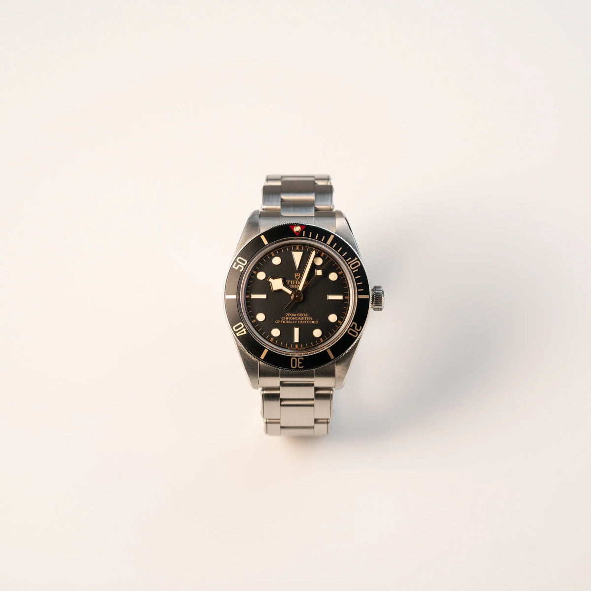 Frontale Ansicht der Tudor Black Bay Fiftyeight in Edelstahl mit schwarzem Zifferblatt und bronzefarbenen Details