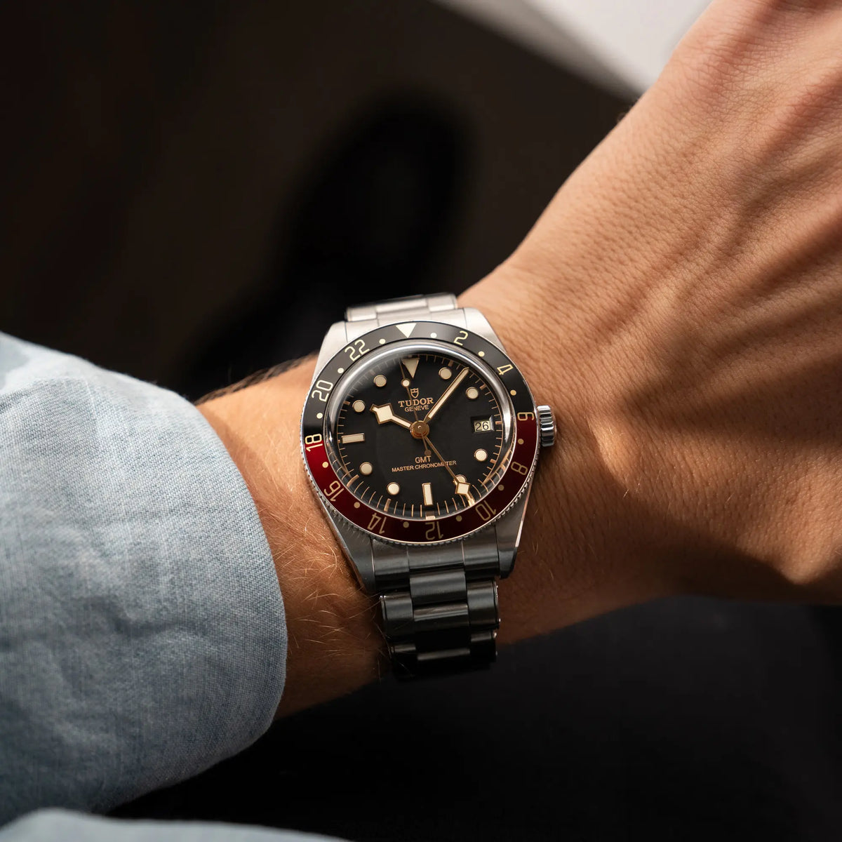 Wristshot mit der Tudor BlackBay GMT Coke der Referenz 7939G1A0NRU mit der schwarz-roten Lünette und bronzefarbenen Details am Edelstahlarmband 