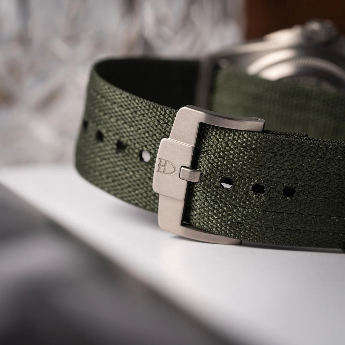 Titan-Dornschliesse der Tudor Pelagos GMT Military der Referenz M2542G257NU-0002 mit Titan-Gehäuse und schwarzem Zifferblatt an einem olivgrünen Nato-Strap