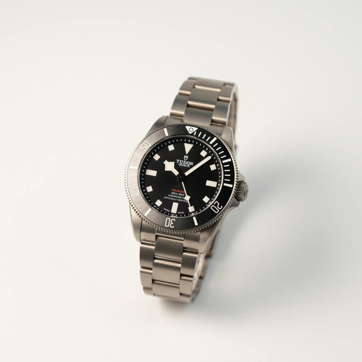 Leicht schräge Ansicht der Tudor Pelagos 254407N mit 39mm Durchmesser aus Titan
