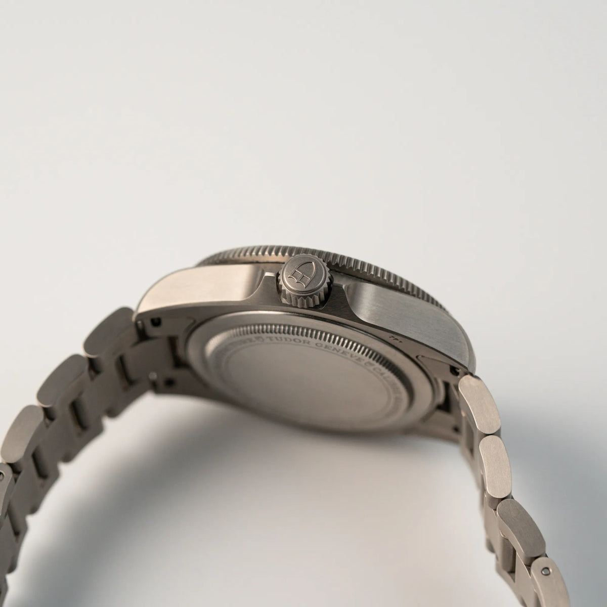 Seitliches Gehäuse der Tudor Pelagos 254407N mit 39mm Durchmesser aus Titan mit Blick auf die Aufzugskrone