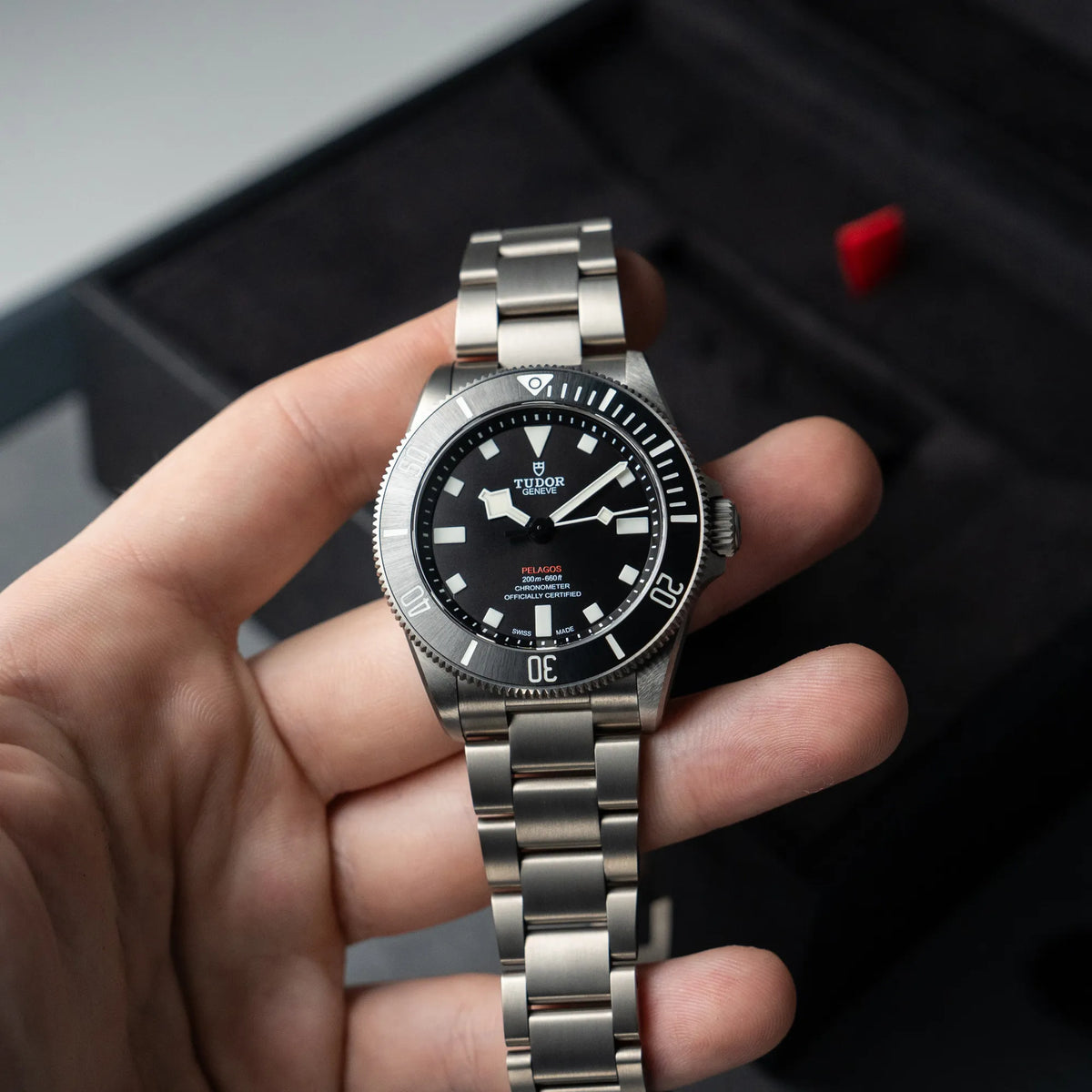 Mann  hält die Tudor Pelagos 254407N mit 39mm Durchmesser aus Titan in seiner Hand und präsentiert diese der Kamera