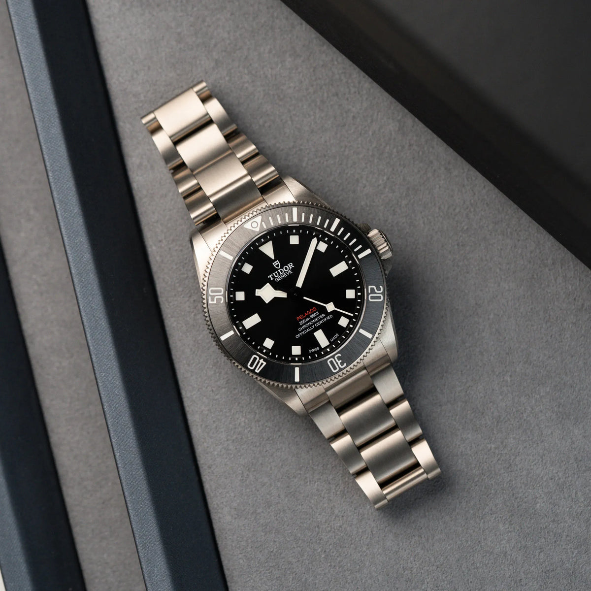 Produktfotografie der Tudor Pelagos 254407N mit 39mm Durchmesser aus Titan aus der Vogelperspektive