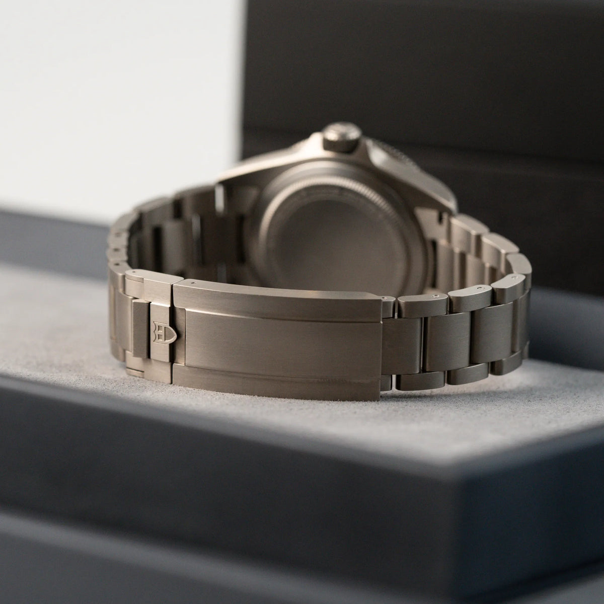 Produktfotografie der Tudor Pelagos 254407N mit 39mm Durchmesser aus Titan mit Blick auf die Schliesse
