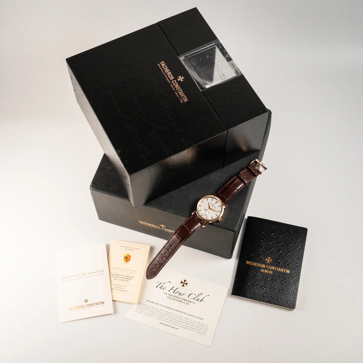 Lieferumfang zu der Vacheron Constantin Patrimony 82172 in Roségold am braunem Lederband in einem nahezu neuwertigen Zustand, bestehend aus Box mit Umkarton, Garantiezertifikat, Genfer Siegel Booklet, dem Vacheron Service Booklet sowie die Vacheron Collections Karte 