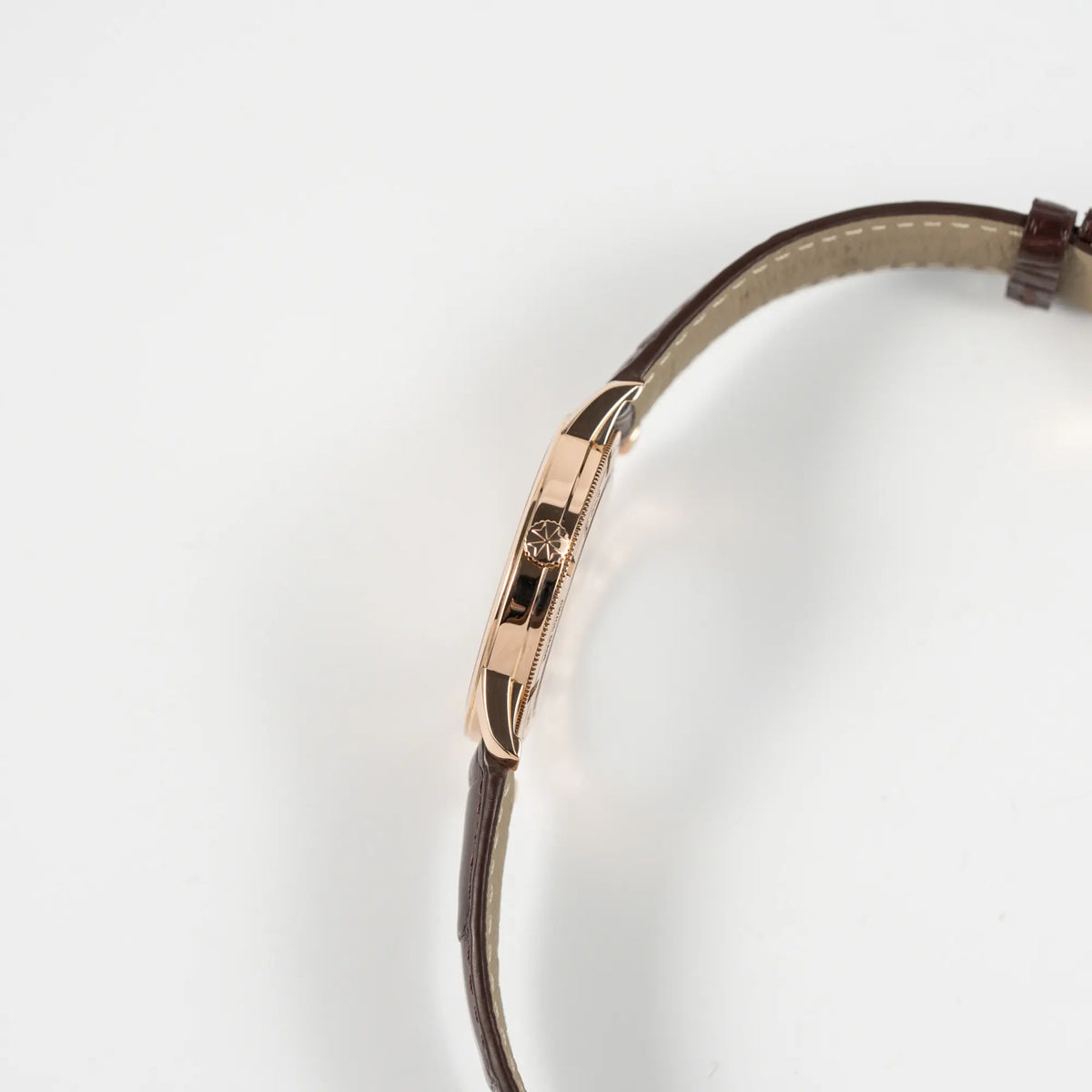 Seitliche Gehäuseflanke mit Blick auf die Aufzugskrone der Vacheron Constantin Patrimony 82172 in Roségold am braunem Lederband in einem nahezu neuwertigen Zustand