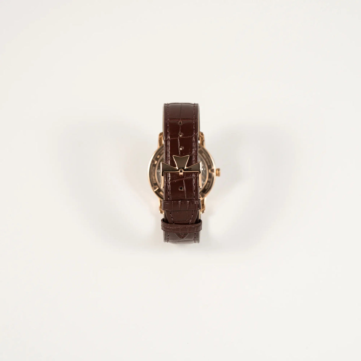 Blick auf die rosegoldene Dornschliesse im Design des Vacheron-Logos von der Vacheron Constantin Patrimony 82172 in Roségold am braunem Lederband in einem nahezu neuwertigen Zustand