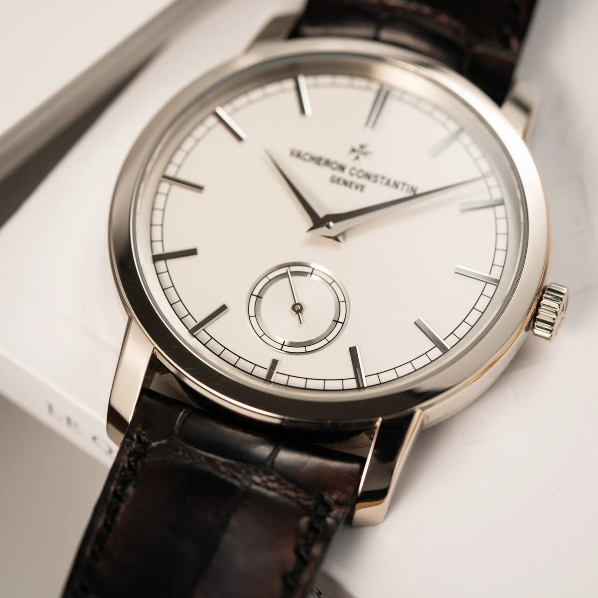 Detailaufnahme der Vacheron Constantin Traditionelle 82172 mit weißem Zifferblatt und einem Weißgold-Gehäuse am braunem Lederband mit Fokus auf der kleinen Sekunde bei 6 Uhr