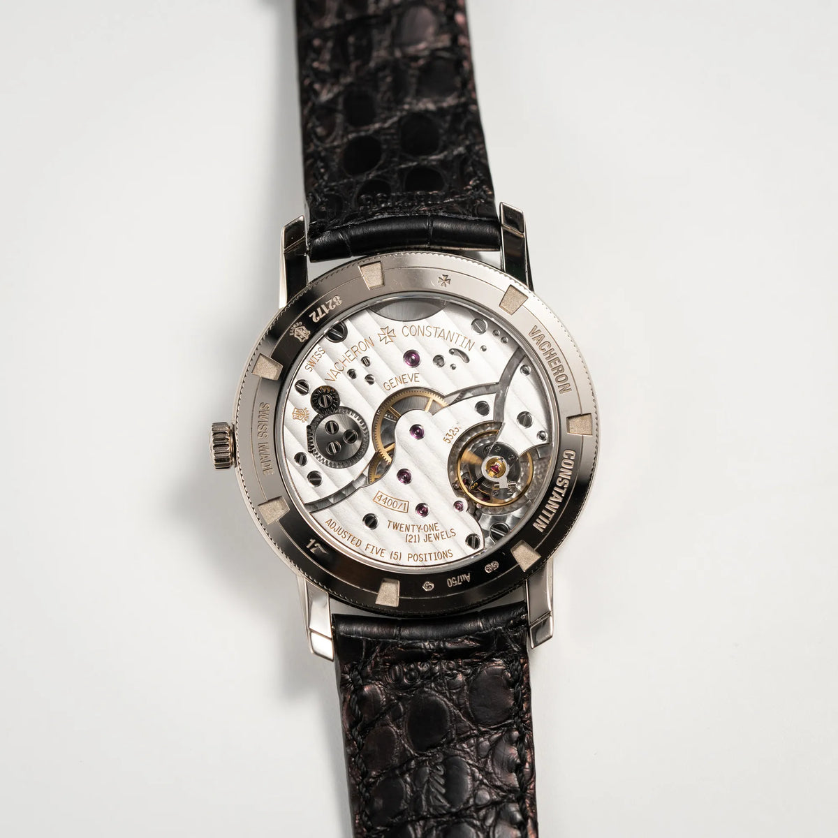 Gehäuseboden mit Sichtglas der Vacheron Constantin Traditionelle 82172 mit weißem Zifferblatt und einem Weißgold-Gehäuse am braunem Lederband zeigt das mechanische Uhrwerk Cal. 4400AS