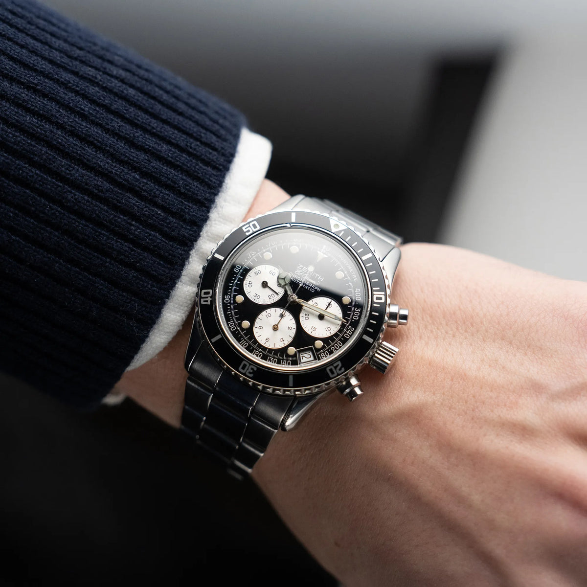 Wristshot mit dem Zenith El Primero Chronograph aus 1993 mit schwarzem Zifferblatt und silbernen Totalisatoren