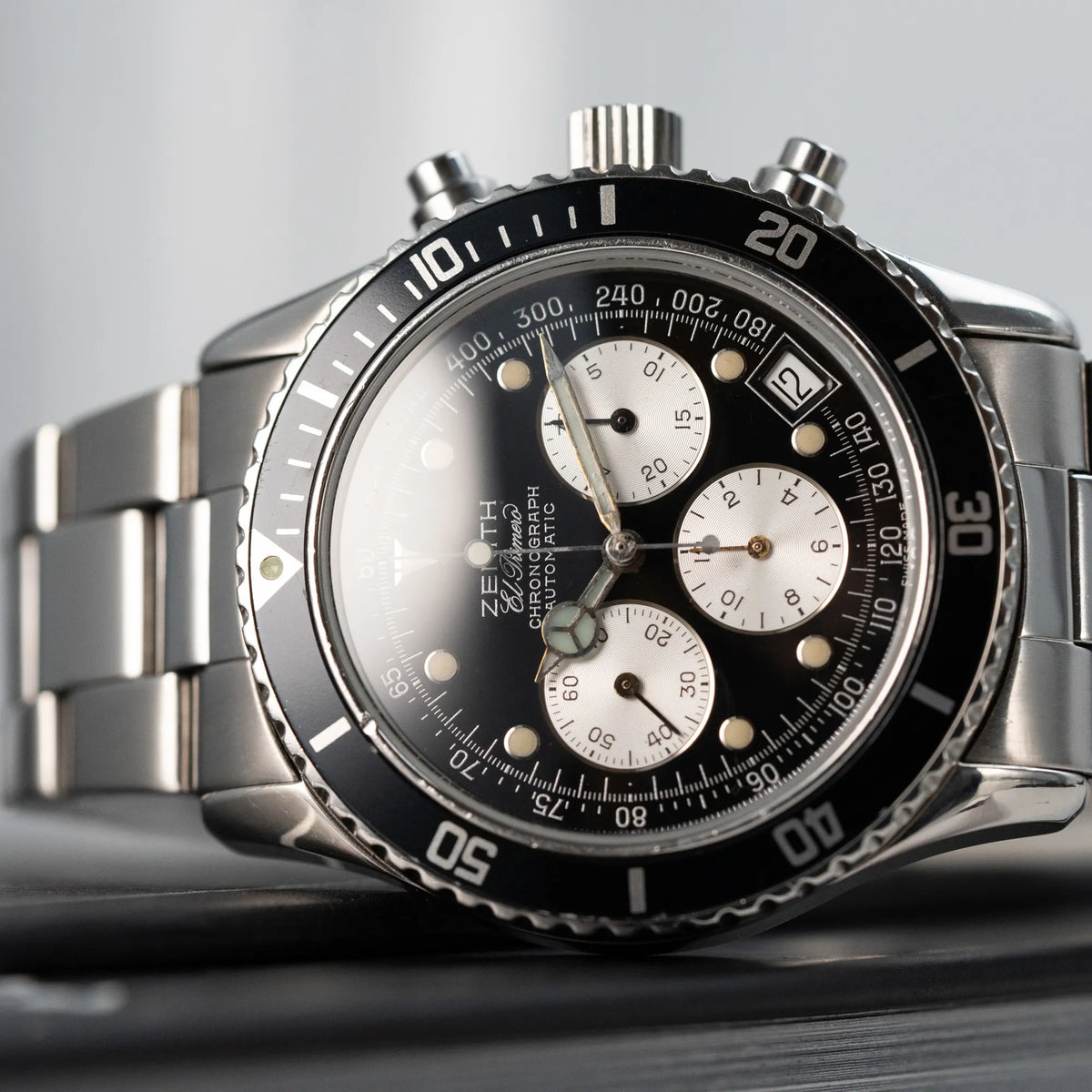 Detailaufnahme des Uhrenkopfes von dem Zenith El Primero Chronograph aus 1993 mit schwarzem Zifferblatt und silbernen Totalisatoren