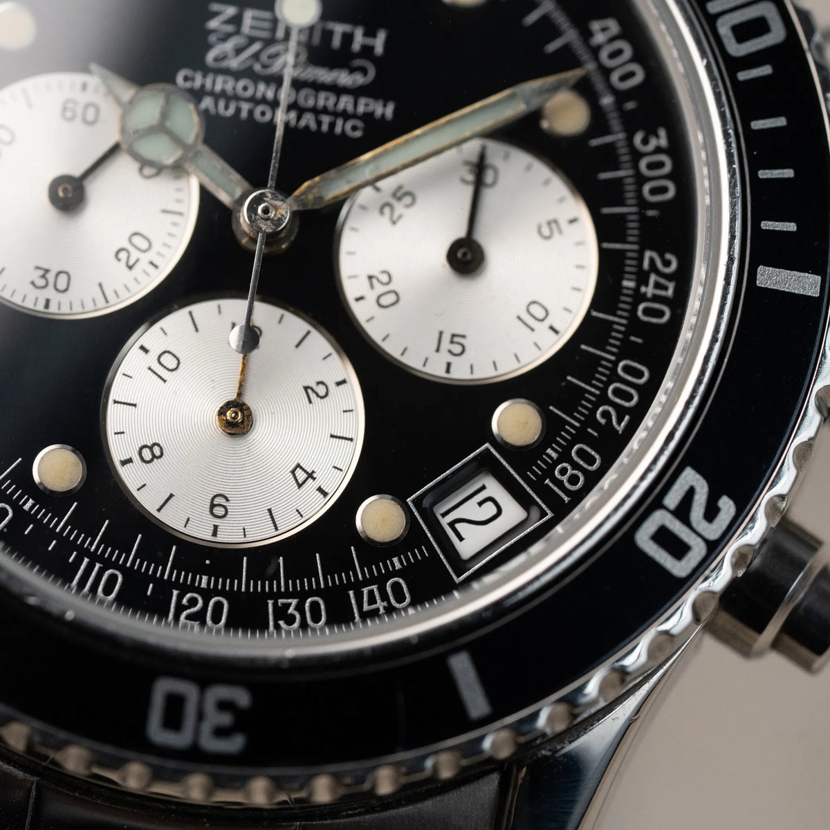 Detailaufnahme des Zenith El Primero Chronograph aus 1993 mit schwarzem Zifferblatt und silbernen Totalisatoren