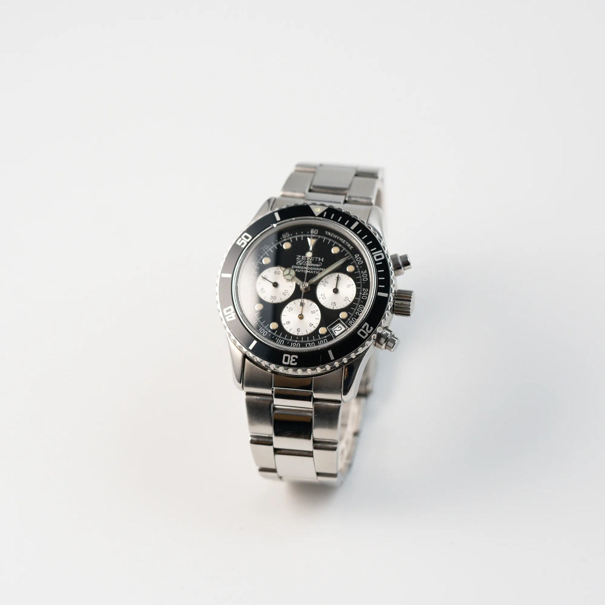 Leicht schräge Ansicht des Zenith El Primero Chronograph aus 1993 mit schwarzem Zifferblatt und silbernen Totalisatoren