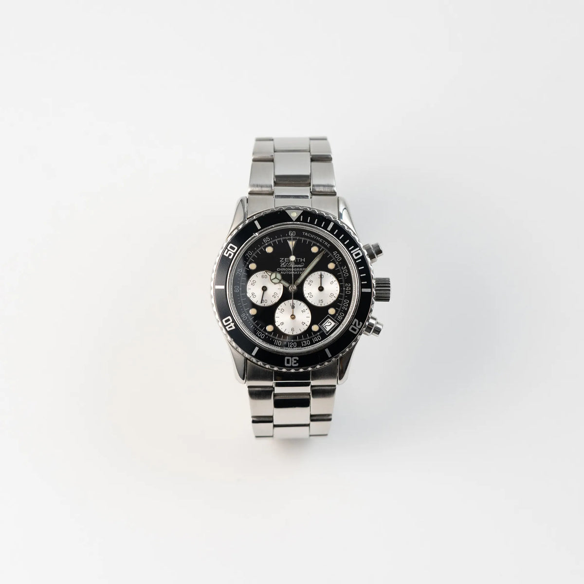 Frontale Ansicht des Zenith El Primero Chronograph aus 1993 mit schwarzem Zifferblatt und silbernen Totalisatoren