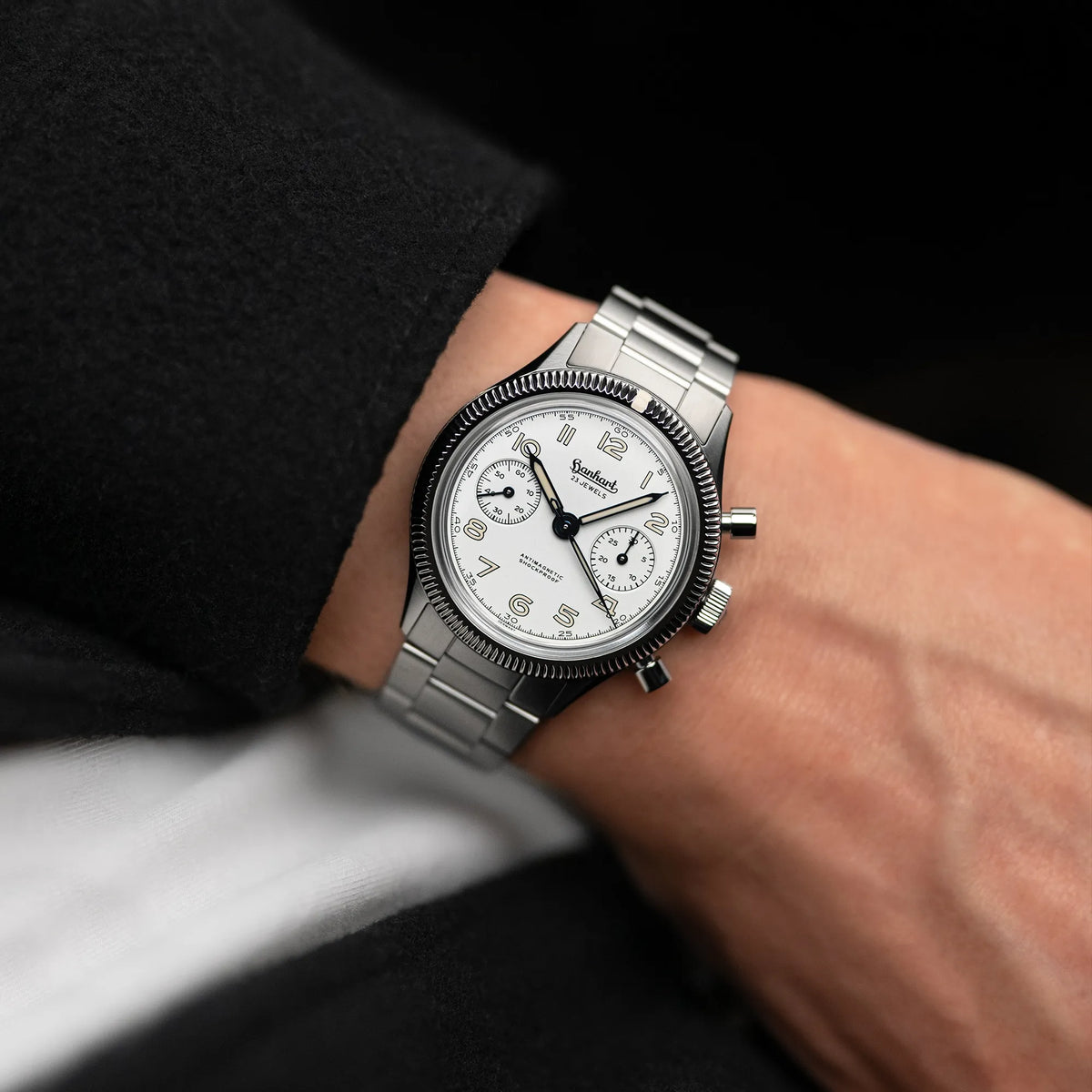Wristshot mit der Hanhart 417 ES Moby Dick mit weißem Zifferblatt und gebläuten Zeigern im 39 mm-Gehäuse am Edelstahlarmband
