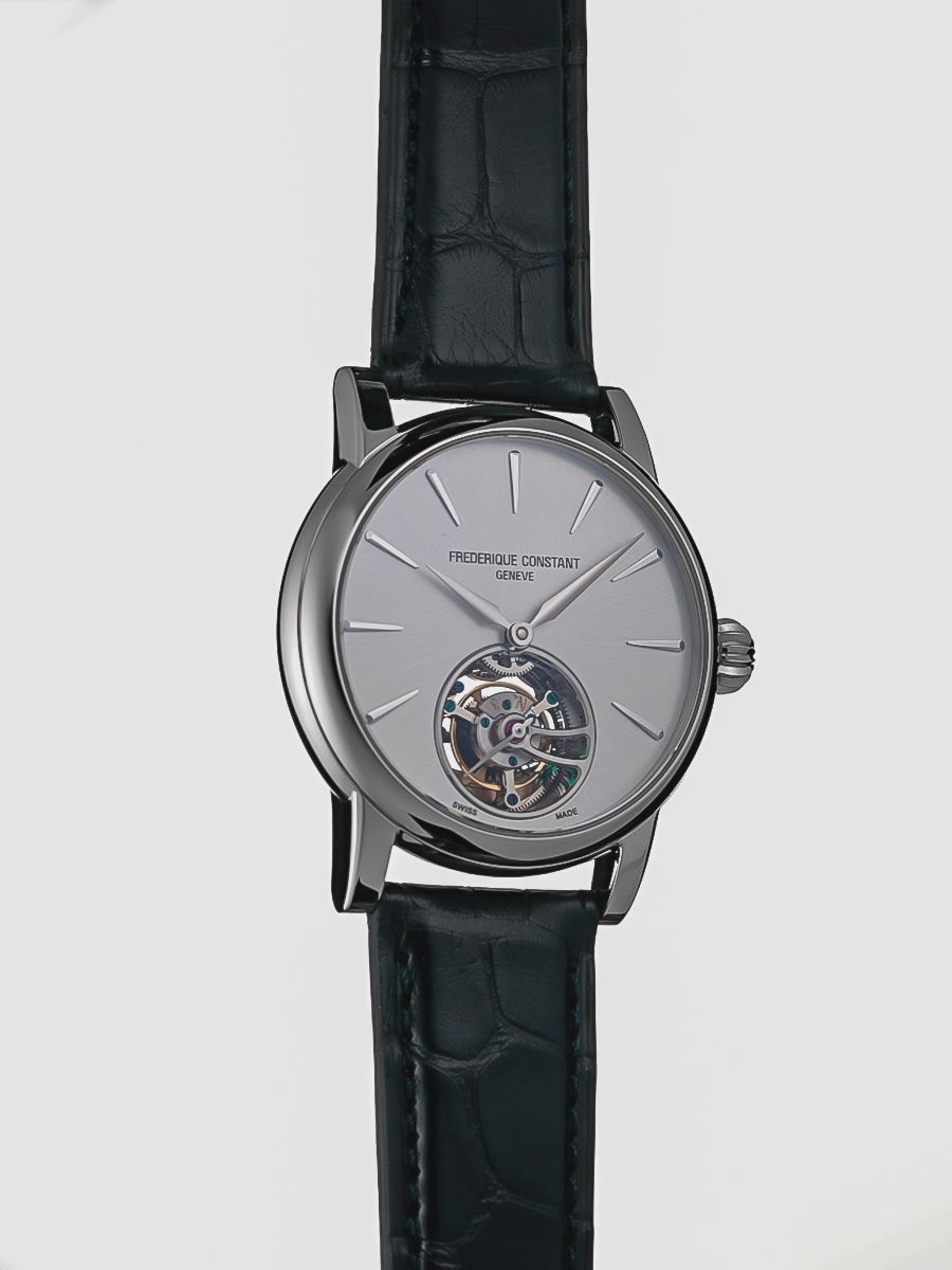 Produktvideo der Frederique Constant Manufacture Classic Tourbillon FC-980S3H6 in Stahl mit silberfarbenem Zifferblatt und Tourbillon-Käfig bei 6 Uhr an einem dunkelblauen Alligator-Lederband