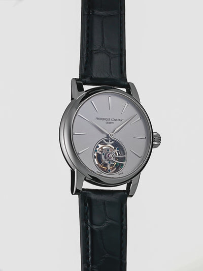 Produktvideo der Frederique Constant Manufacture Classic Tourbillon FC-980S3H6 in Stahl mit silberfarbenem Zifferblatt und Tourbillon-Käfig bei 6 Uhr an einem dunkelblauen Alligator-Lederband