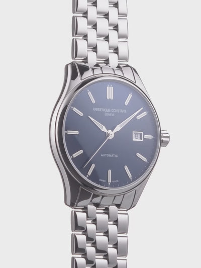 Produktvideo der Frederique Constant Classics Index Automatic mit einem Edelstahl-Gehäuse an einem Edelstahl-Armband mit blauem Zifferblatt, die sich um die eigne Achse dreht